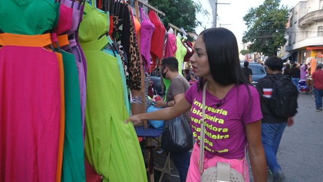 Imagem de turistas olhando roupas nas lojas do Brás, em São Paulo, Brasil.