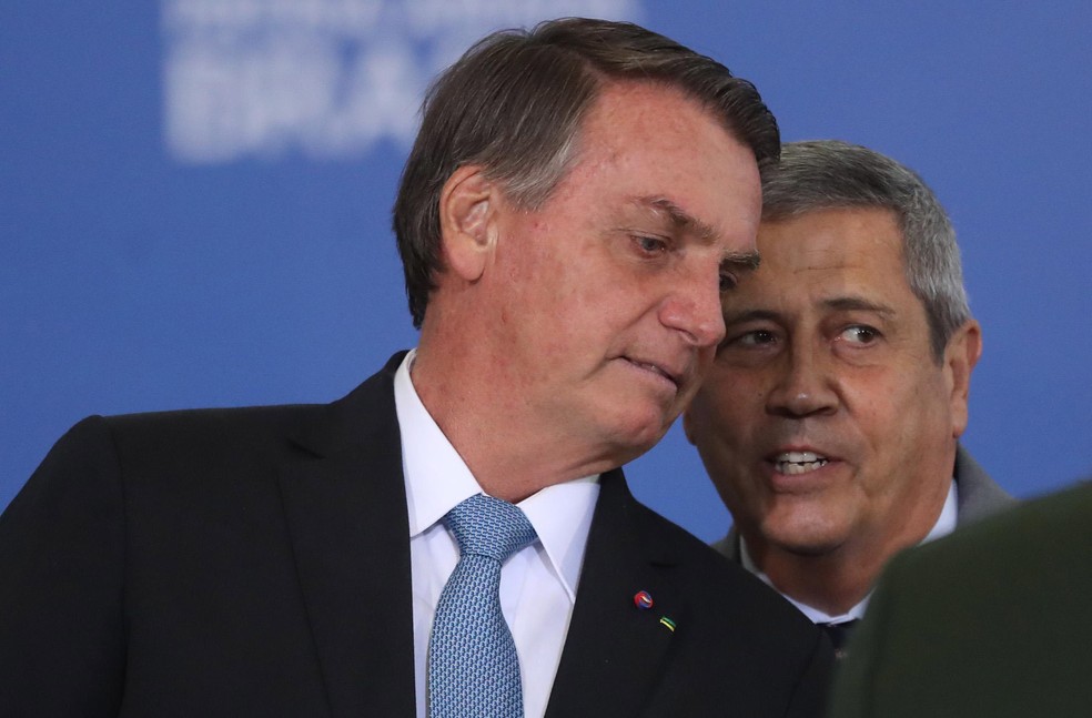 O então presidente Jair Bolsonaro e o então ministro da Defesa, general Braga Netto, conversam em cerimônia de 2021. — Foto: Gabriela Biló/ESTADÃO CONTEÚDO