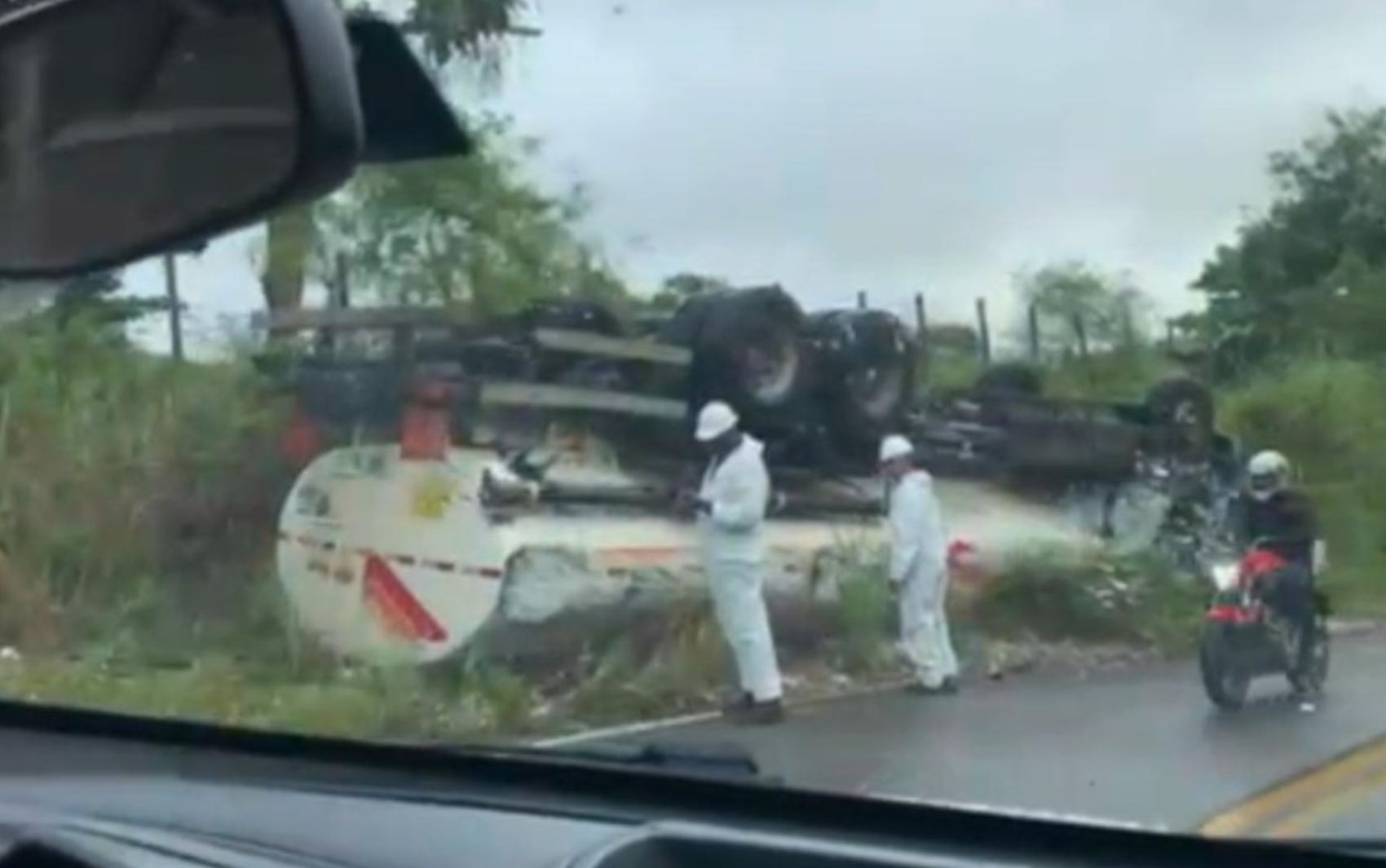 Motorista fica ferido após caminhão-tanque carregado de combustível capotar na BA-086