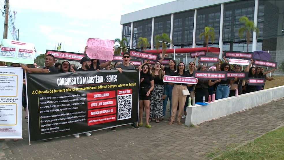Professores fazem protesto contra suspensão do concurso da Semec em Teresina — Foto: Reprodução/TV Clube