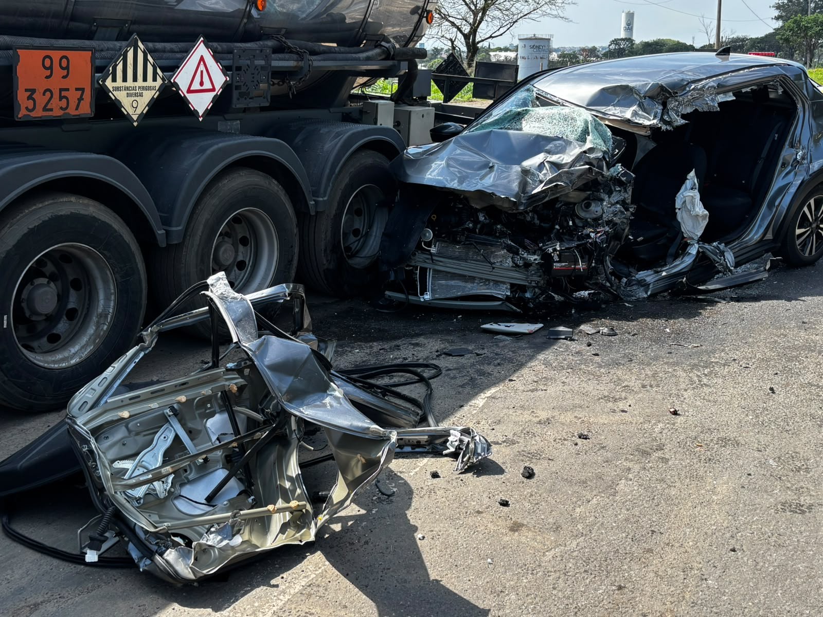 Motorista morre após invadir pista contrária e bater contra caminhões em rodovia de Cosmópolis