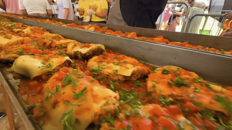 Haja fome! Parmegiana gigante de 182 metros e mais de uma tonelada é servida de graça em cidade do RS