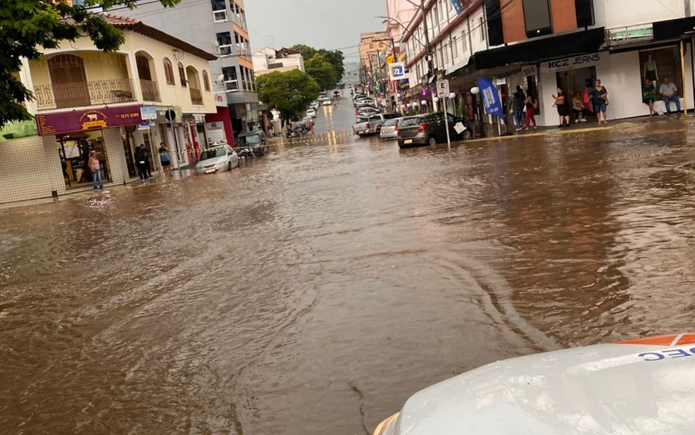 Lambari (MG) sofre alagamentos após chuva forte — Foto: Reprodução / Redes sociais