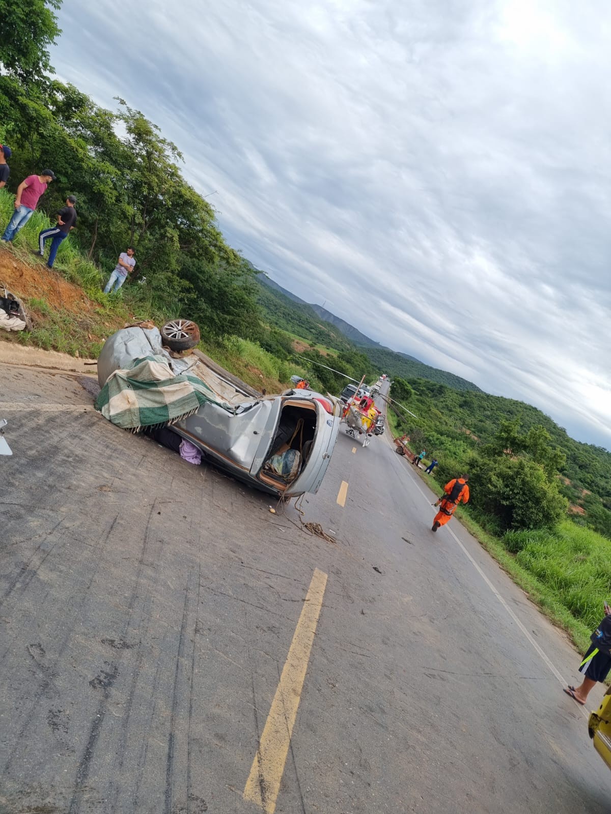 Dois homens morrem em acidente entre carro e caminhão na BR-251, em Francisco Sá