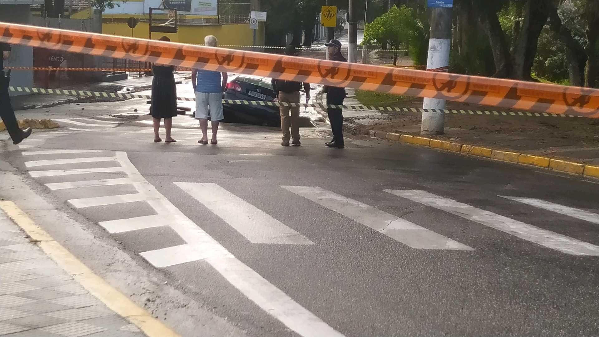 Asfalto cede e nova cratera 'engole' carro em avenida em Jacareí, SP | G1