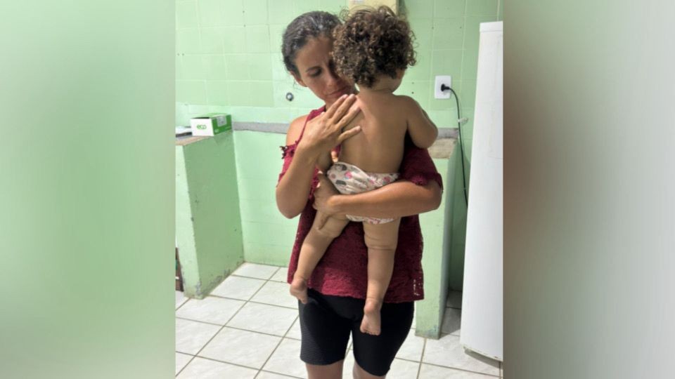 Bebê de 1 ano e 3 meses é salva por policiais militares após se engasgar com leite em Oriximiná