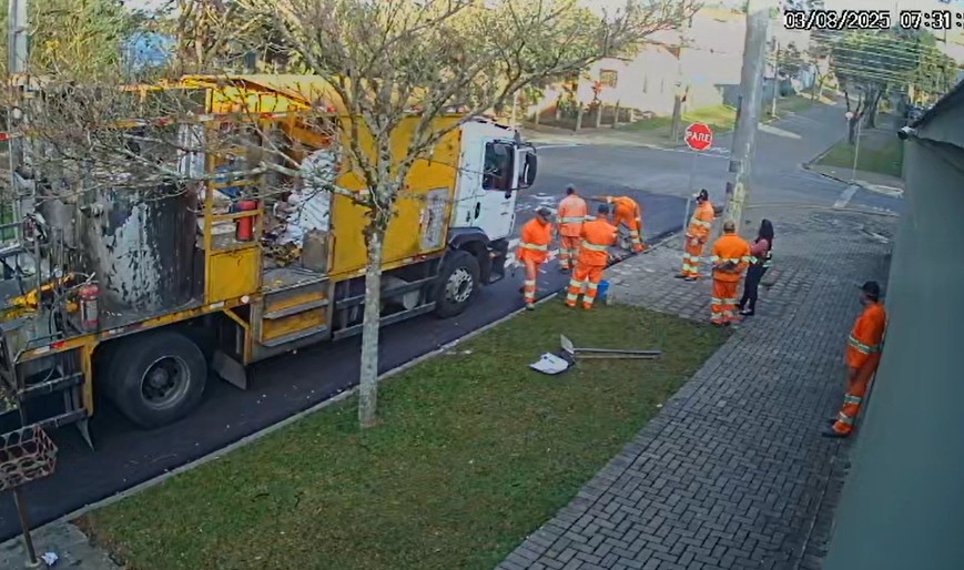 Prefeitura pinta sinalização de 'pare' em cruzamento oito horas depois de acidente matar jovem, em Curitiba