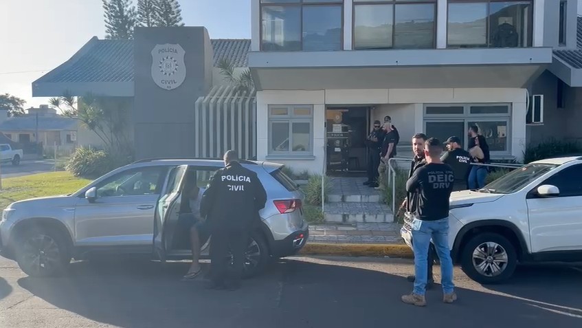 Grupo utilizava fotos de armas de fogo e se passava por facções criminosas para extorquir vítimas