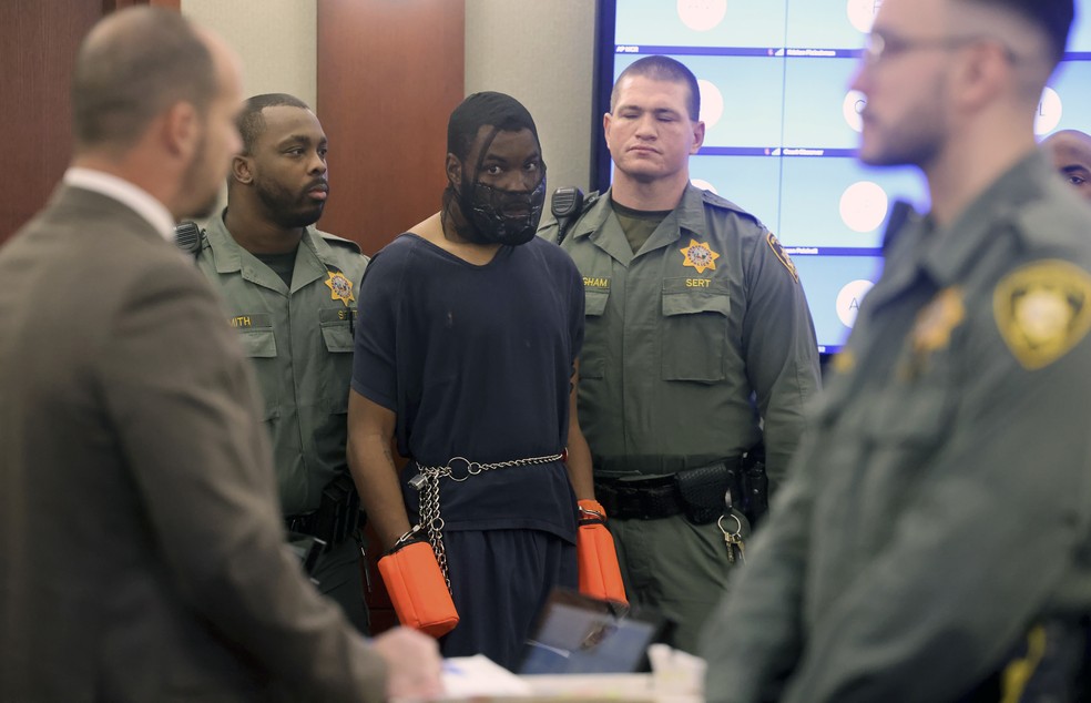 Delone Redden  visto em tribunal de Las Vegas com mscara, algemas e luvas de proteo em 8 de janeiro de 2024 — Foto: Kevin Cannon/Las Vegas Review-Journal via AP