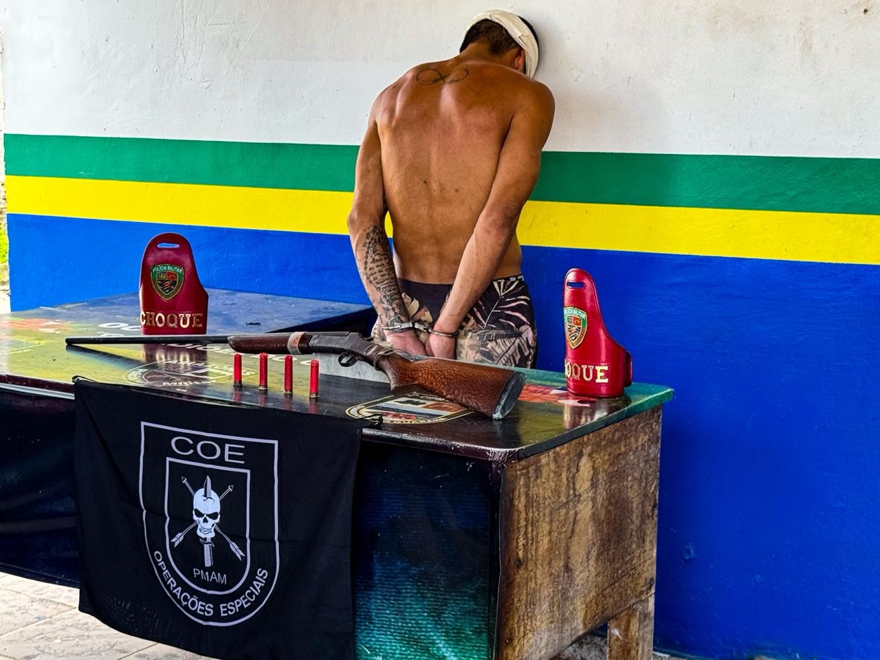 Detento é recapturado com espingarda após fuga em massa de presídio no AM