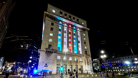 É #FAKE que sede da prefeitura de São Paulo foi iluminada em homenagem à bandeira dos EUA após anúncio de tarifa de 50% - Posts falsos alegam que sede da prefeitura de São Paulo foi iluminada com as cores da bandeira dos Estados Unidos, mas ação é em homenagem ao Dia Nacional da França. Conteúdo sugere que iluminação seria em apoio à tarifa americana imposta ao Brasil.