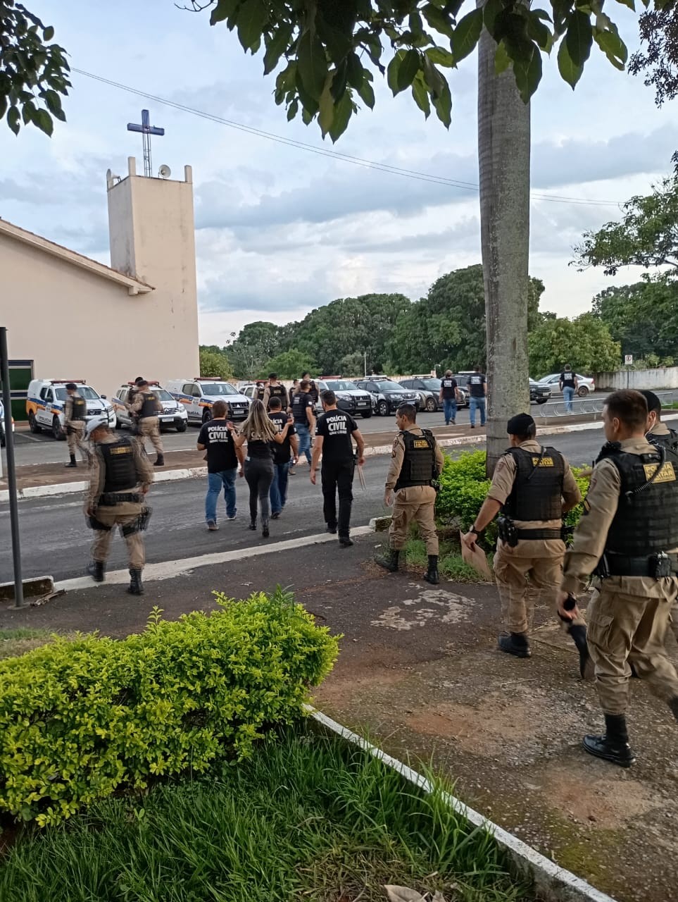 Suspeitos de atirar contra homem na porta de casa vestiram roupas de garis para se aproximar da vítima em MG