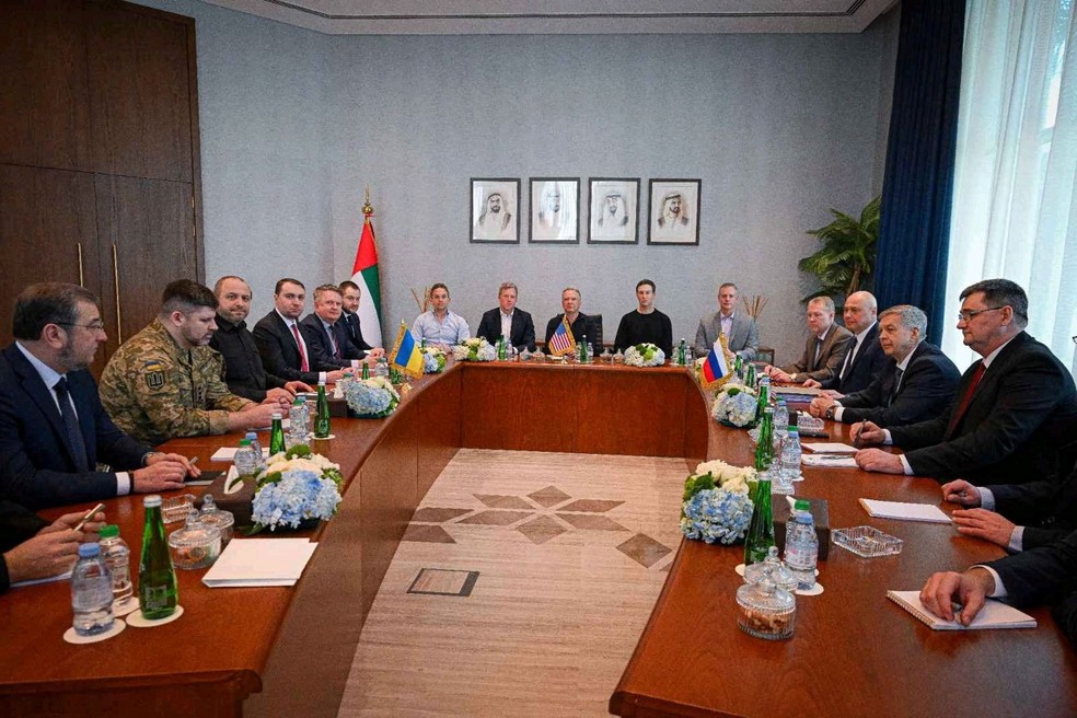 Representantes de Ucrânia, Rússia e Estados Unidos se reúnem em Abu Dabi, nos Emirados Árabes Unidos, no dia 24 de janeiro de 2026 para discutir o fim da guerra — Foto: Governo dos Emirados Árabes Unidos/Reuters
