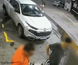 VÍDEO: homem é detido após atear fogo em combustível derramado em chão de posto em SC