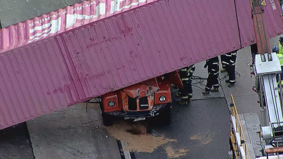 Acidente com carreta no Rodoanel, em SP — Foto: Reprodução/TV Globo