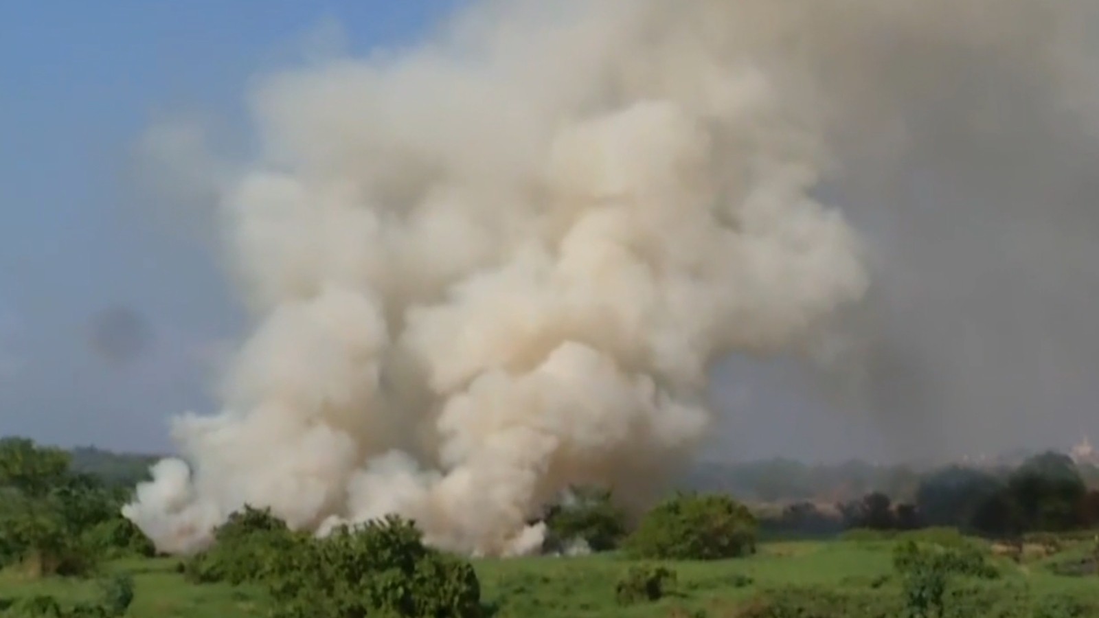 Grande incêndio atinge margem do Rio Acaraú em Sobral