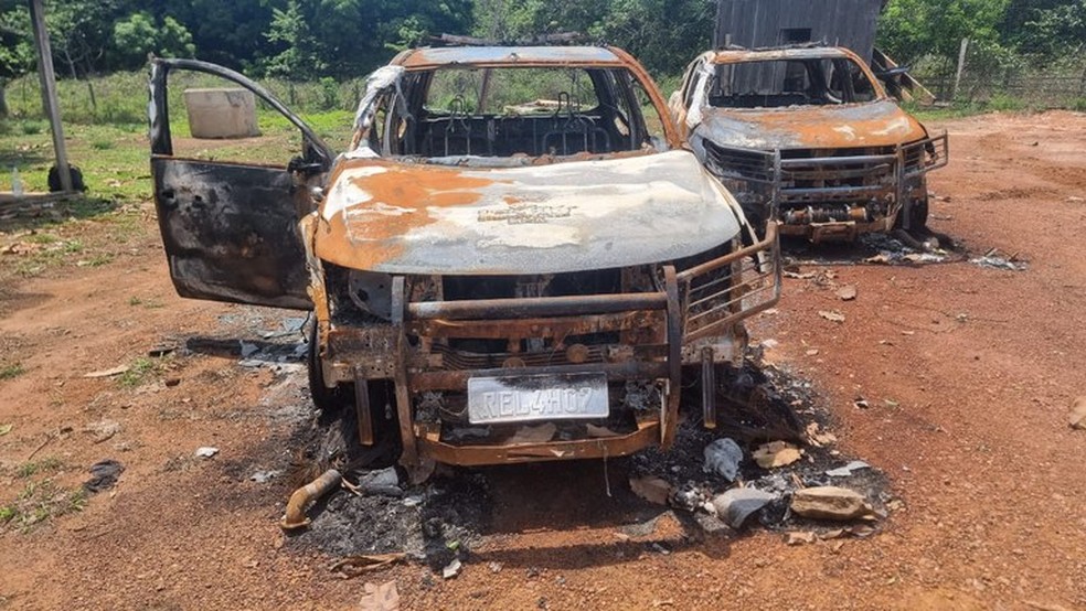 Carros de fiscais do ICMBio e Força Nacional foram queimados no Amazonas — Foto: PF