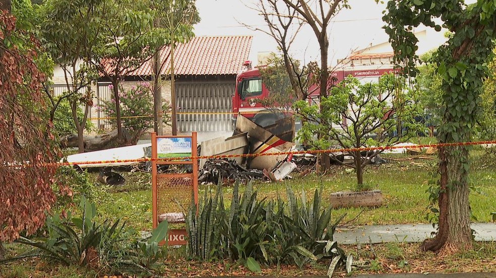 Avião monomotor explodiu depois de cair em Jaboticabal — Foto: Carlos Trinca/EPTV