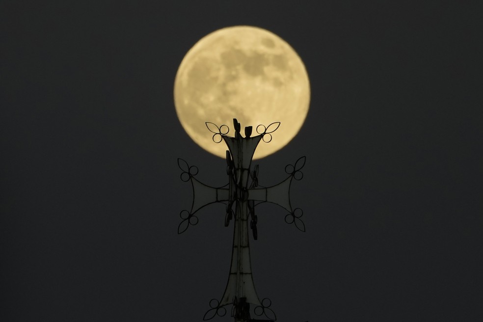 A superlua surge atrás da cruz da Catedral Armênia-Católica em Beirute (Líbano), na sexta-feira, 15 de novembro de 2024. — Foto: AP Photo/Bilal Hussein