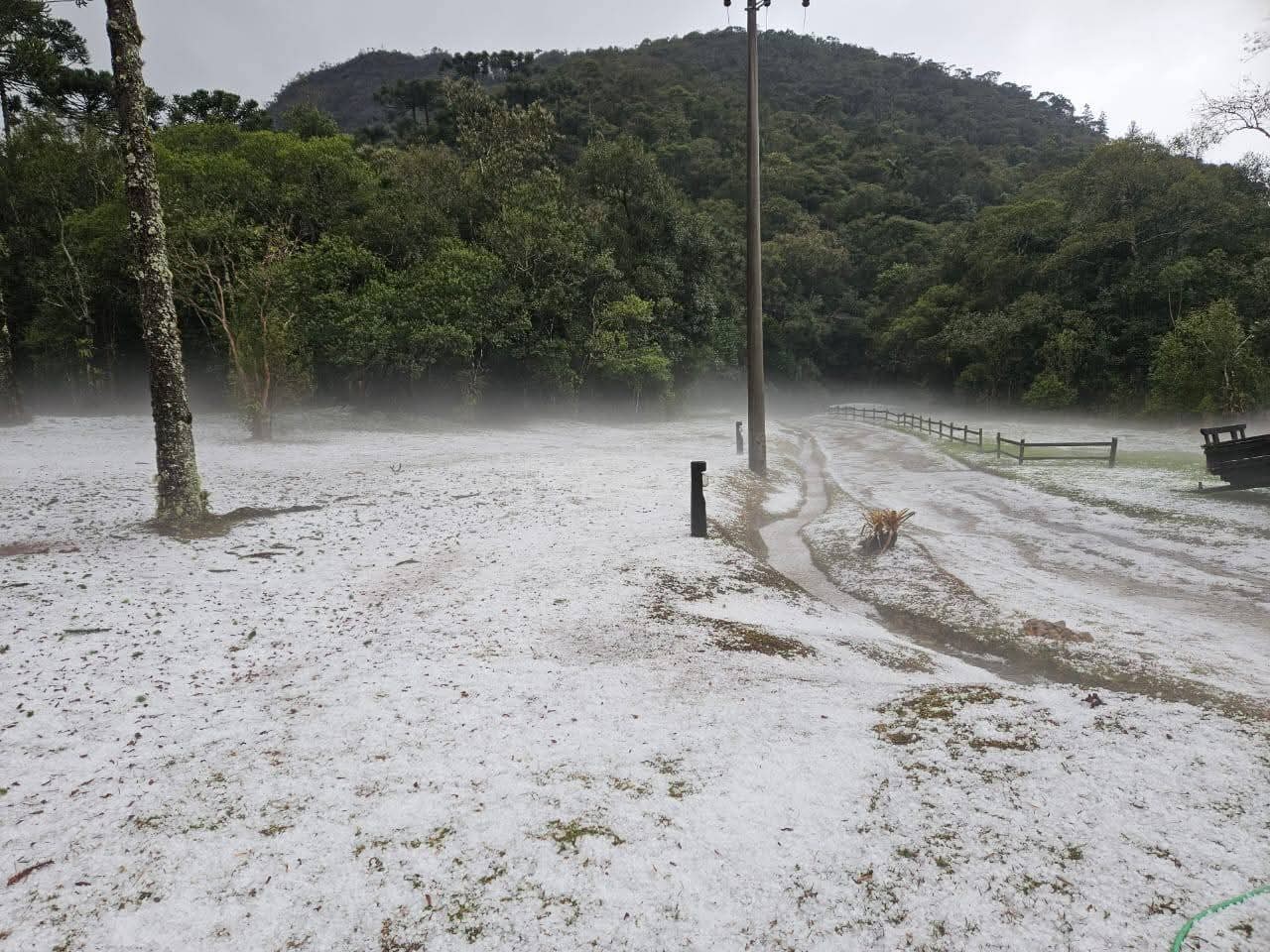 VÍDEO: Chuva de granizo impressiona moradores e causa transtornos no RJ 