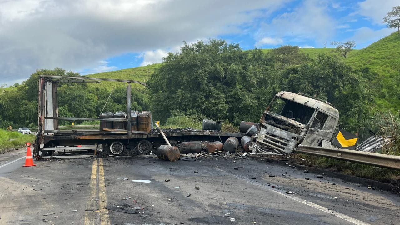 Carreta com produtos químicos pega fogo e interdita rodovia em Sapucaia