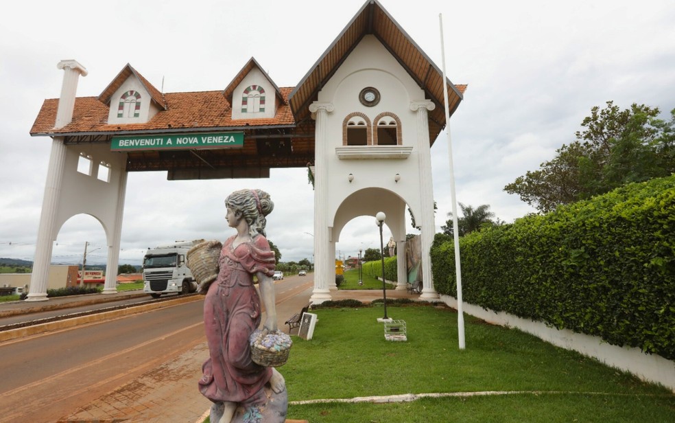 Entrada de Nova Veneza, em Goiás — Foto: Diomício Gomes/O Popular