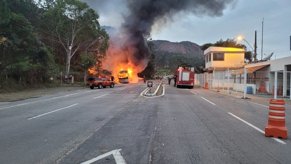 nibus pega fogo no Bairro Grama, em Juiz de Fora — Foto: Corpo de Bombeiros/Divulgao