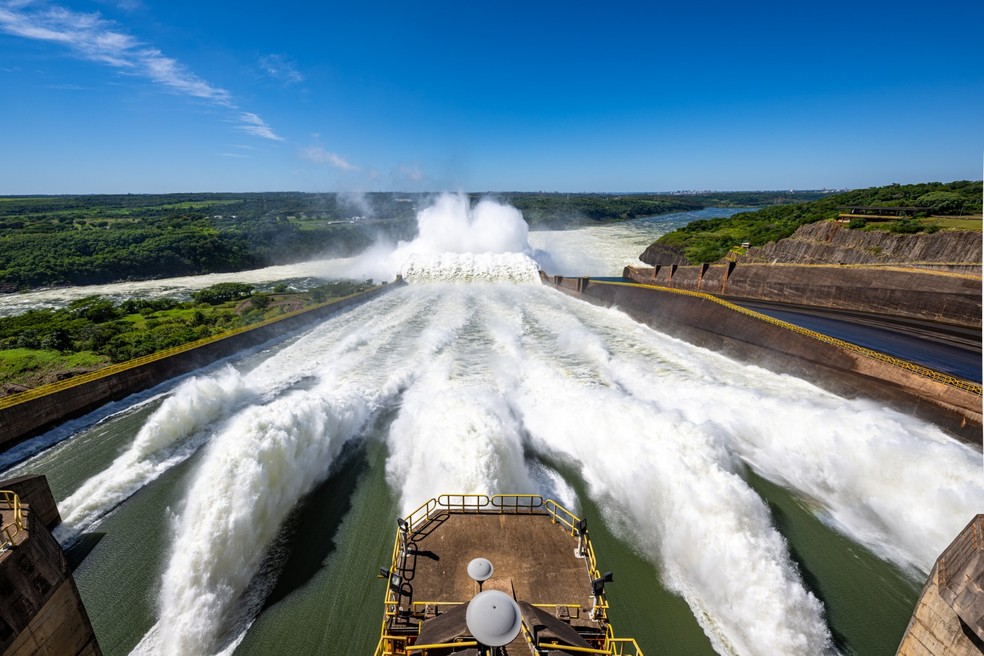 Comportas estavam abertas desde 14 de janeiro — Foto: Rubens Fraulini / Itaipu Binacional