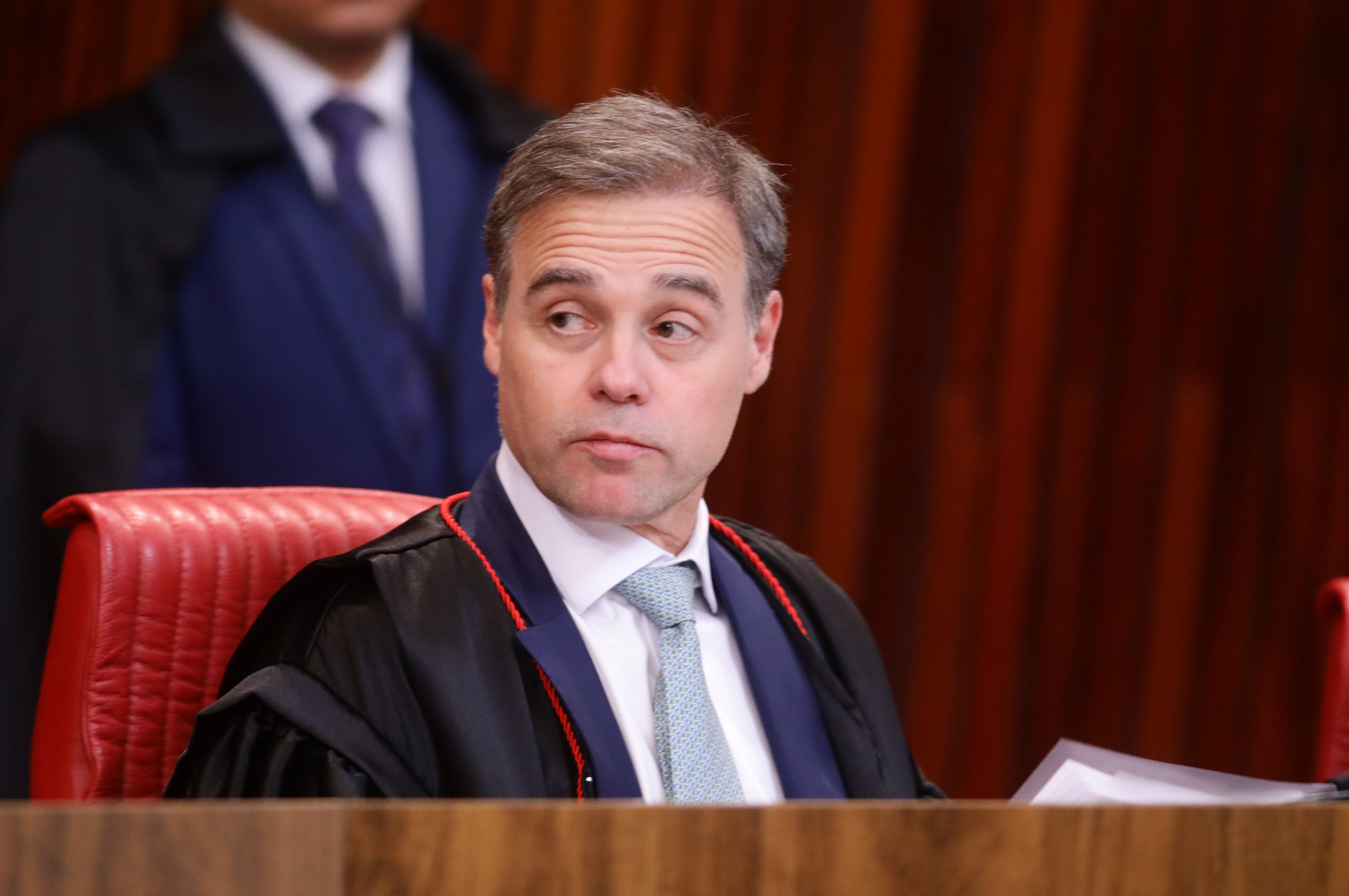 Puxão de orelha: ministro do STF critica posição da PGR e aponta urgência em investigação