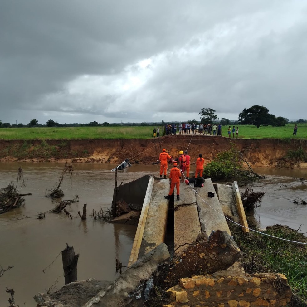 Carro cai de ponte que havia cedido em Penedo — Foto: Corpo de Bombeiros