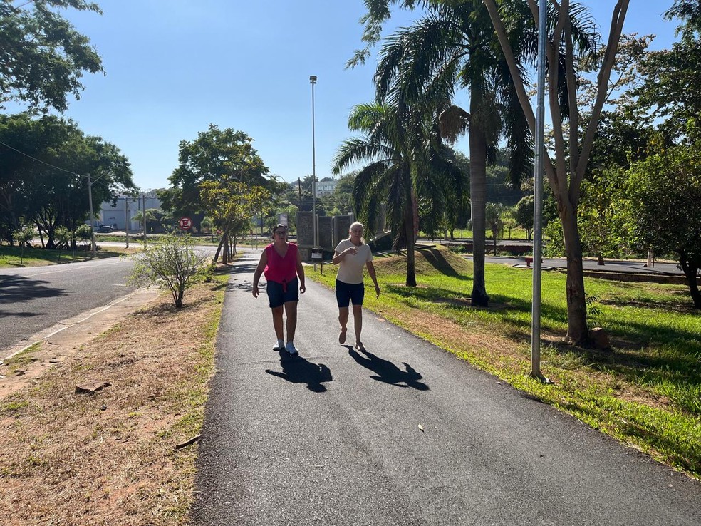 Moradores de Lins fazem caminhada na manhã desta sexta-feira; exercícios deve ser evitados nos horários mais quentes do dia — Foto: Gabriel Pelosi/ TV TEM