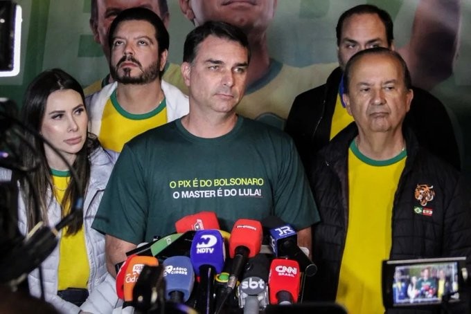Após meses atacando Banco Master, Flávio Bolsonaro admite pedido de dinheiro a Vorcaro