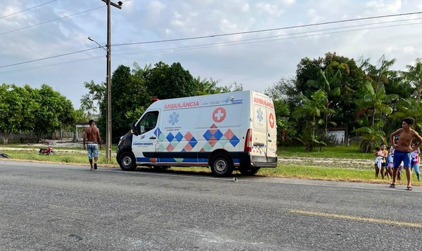 Segundo testemunhas, a criança atravessava a pista para pegar um veículo que a aguardava do outro lado para ir à escola quando a ambulância passou, em alta velocidade, e o atingiu — Foto: Reprodução/TV Mirante