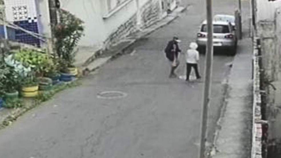 Mulher de 92 anos foi assaltada às 7h enquanto ia para a igreja — Foto: Reprodução/TV Gazeta