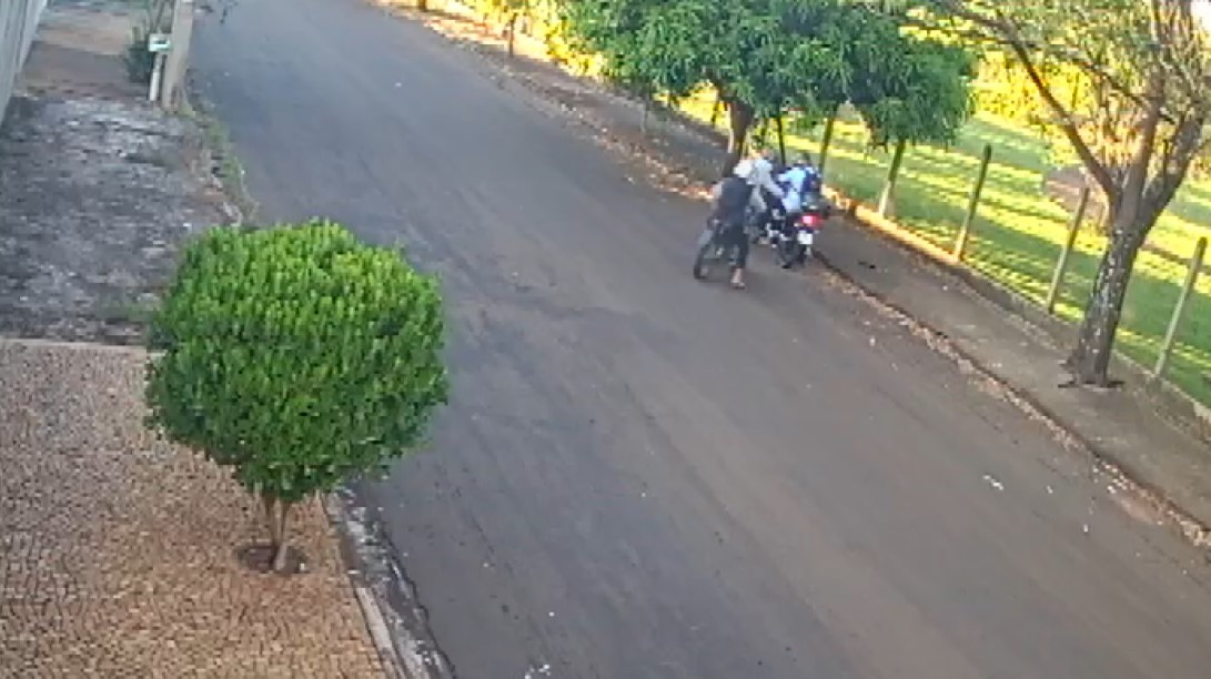 Homem é abordado e tem moto roubada por dupla em rua de Ribeirão Preto; VÍDEO