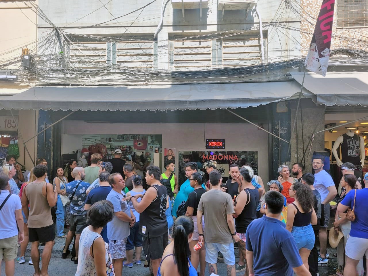 Loja no Centro do Rio que vende itens da Madonna tem 2 horas de fila para entrar