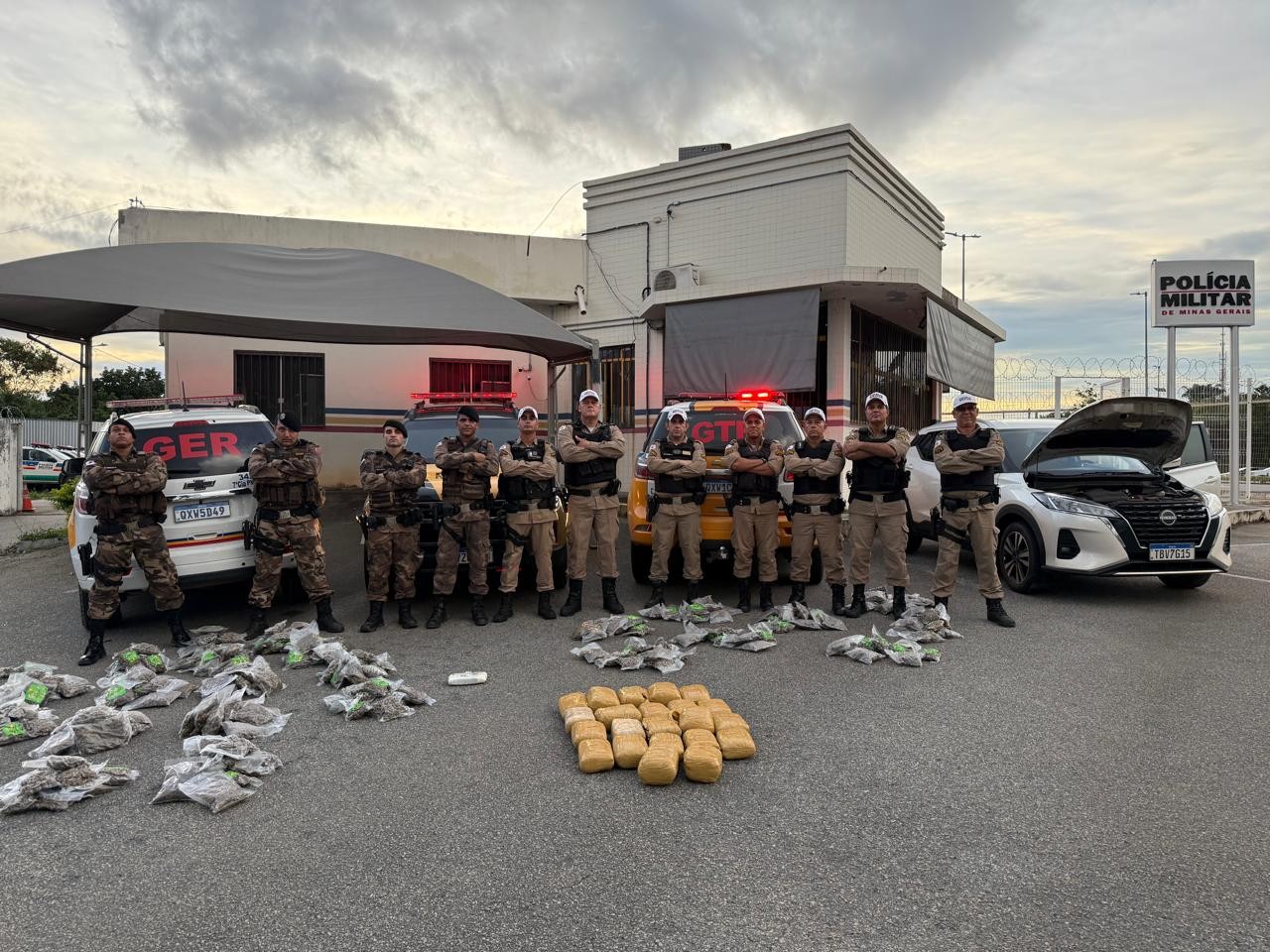 Casal é preso em hotel de MG com 400 pacotes de 'supermaconha' e outras drogas do Paraguai 