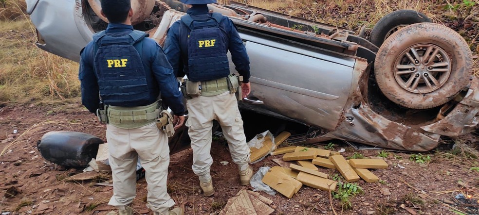 Caminhonete capota com 418 kg de maconha na TO-374 — Foto: Divulgação/PRF