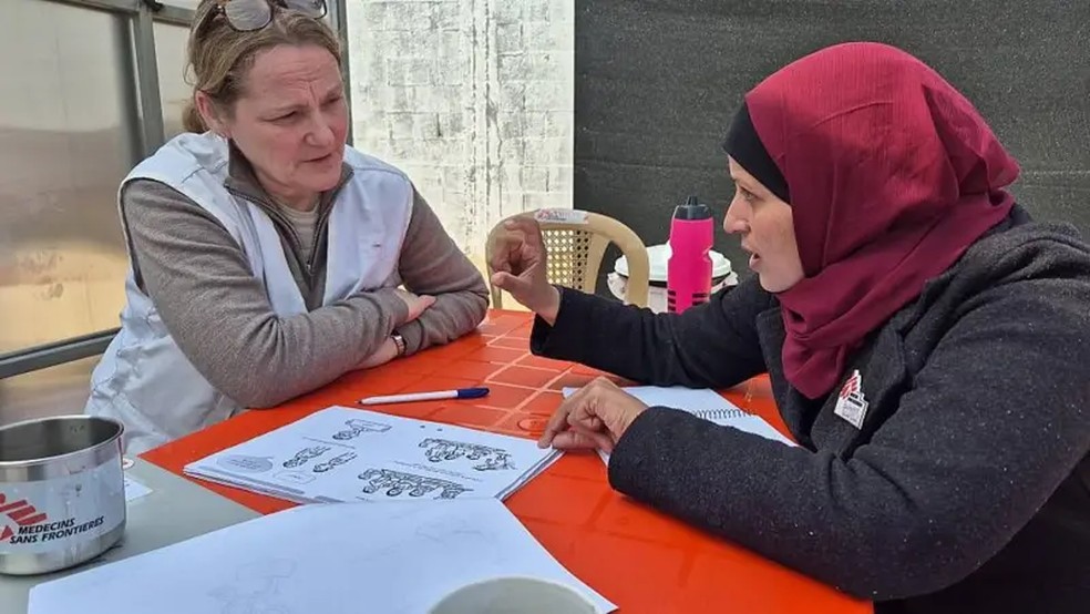 A médica norueguesa diz que quer voltar a Gaza para continuar a ajudar — Foto: MSF via BBC