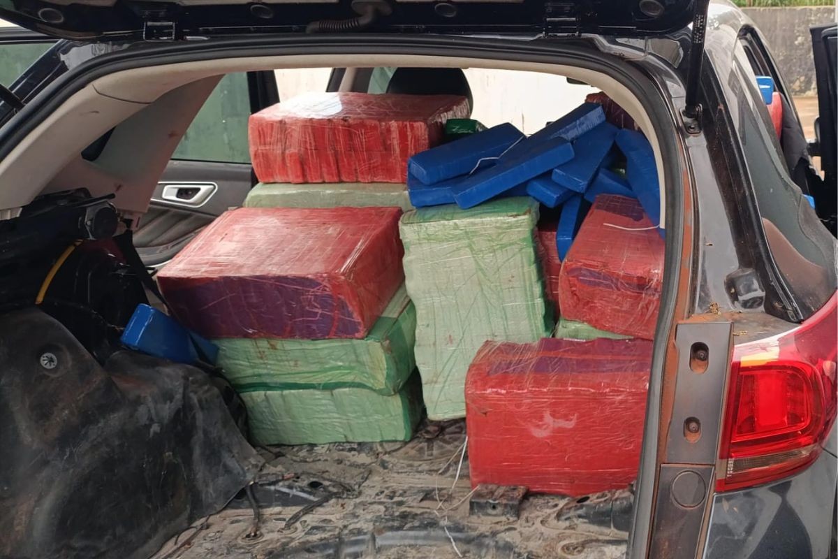 Carro furtado é recuperado com 1,2 tonelada de maconha em Ponta Porã