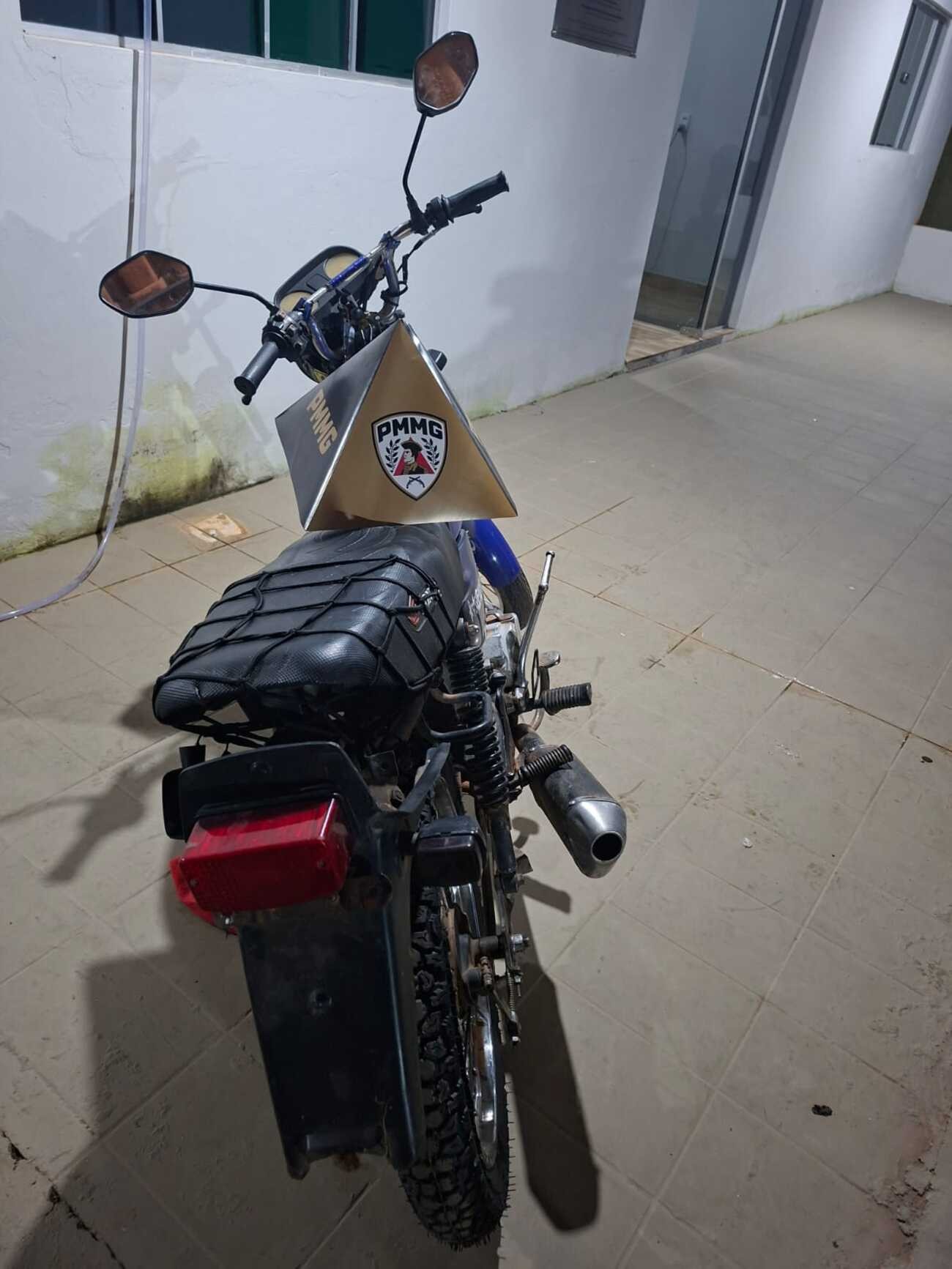 Sem CNH, homem é preso dirigindo moto com descarga irregular e sem placa em Santa Fé de Minas