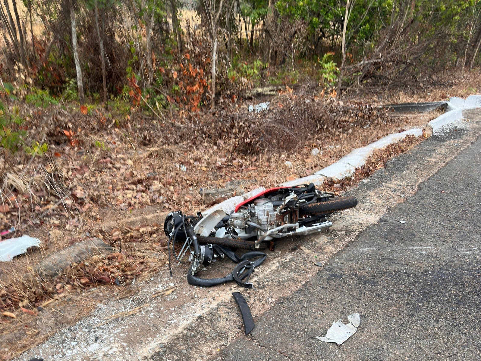 Acidente entre moto e caminhão deixa dois mortos na BR-153