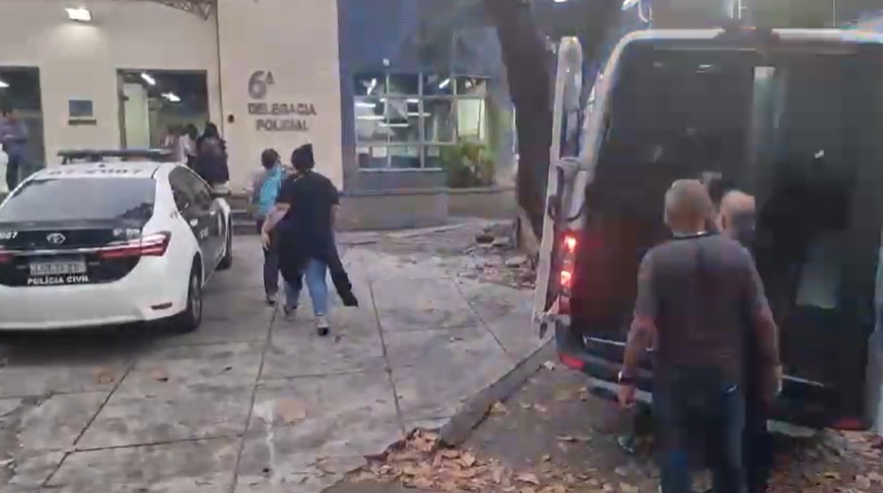 Dezessete pessoas foram presas no escritório em Caxias — Foto: Divulgação
