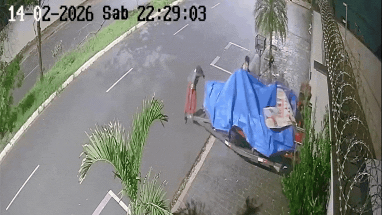 VÍDEO: Morador esquece portão de garagem aberto, ladrões furtam lancha e fogem a pé em MG