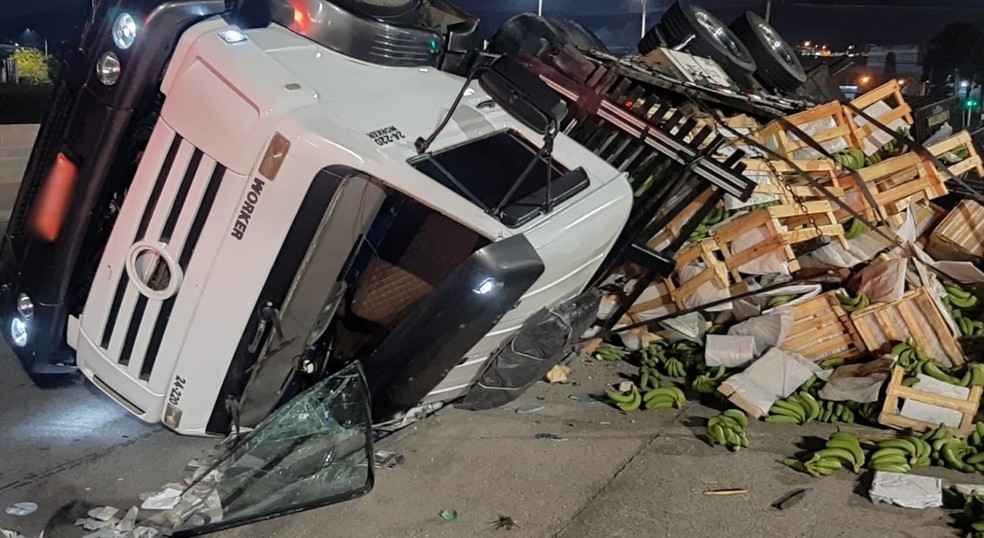Carga ficou espalhada por avenida de Jundiaí (SP) e o caminhoneiro foi socorrido e levado ao Hospital São Vicente de Paulo — Foto: Departamento de Trânsito de Jundiaí/Divulgação
