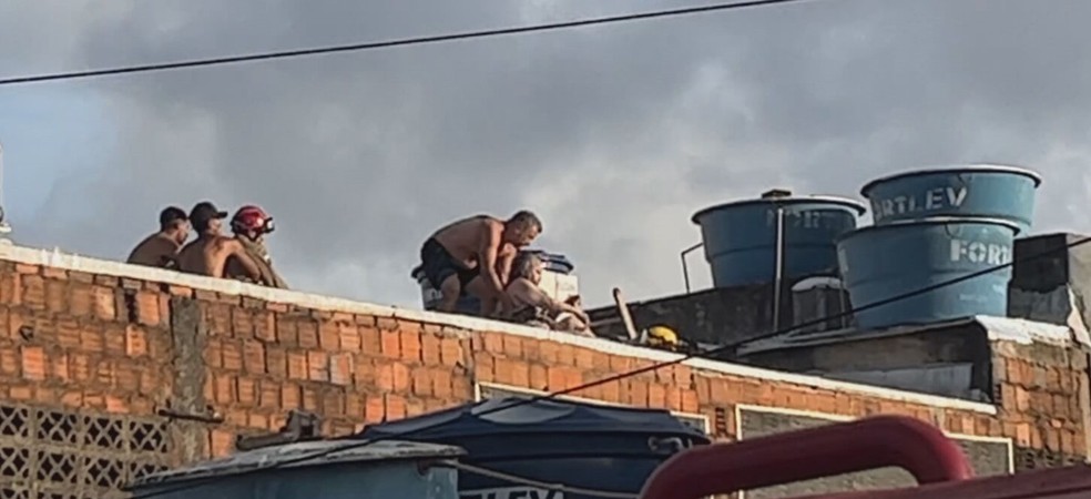 Idosa foi resgatada durante incêndio em academia em Olinda — Foto: Reprodução/TV Globo
