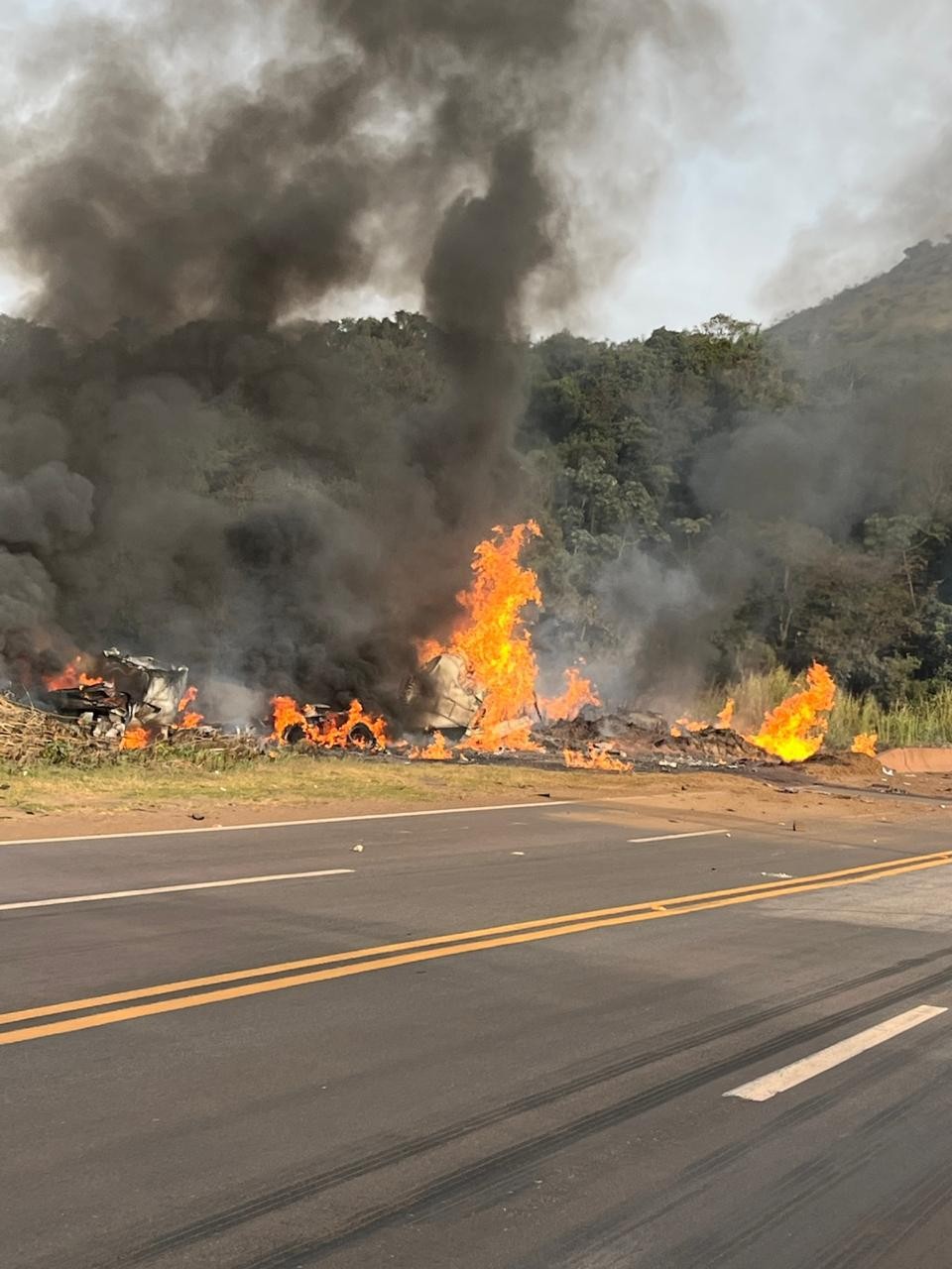 Incêndio após tombamento de carreta interdita BR-040, em Congonhas
