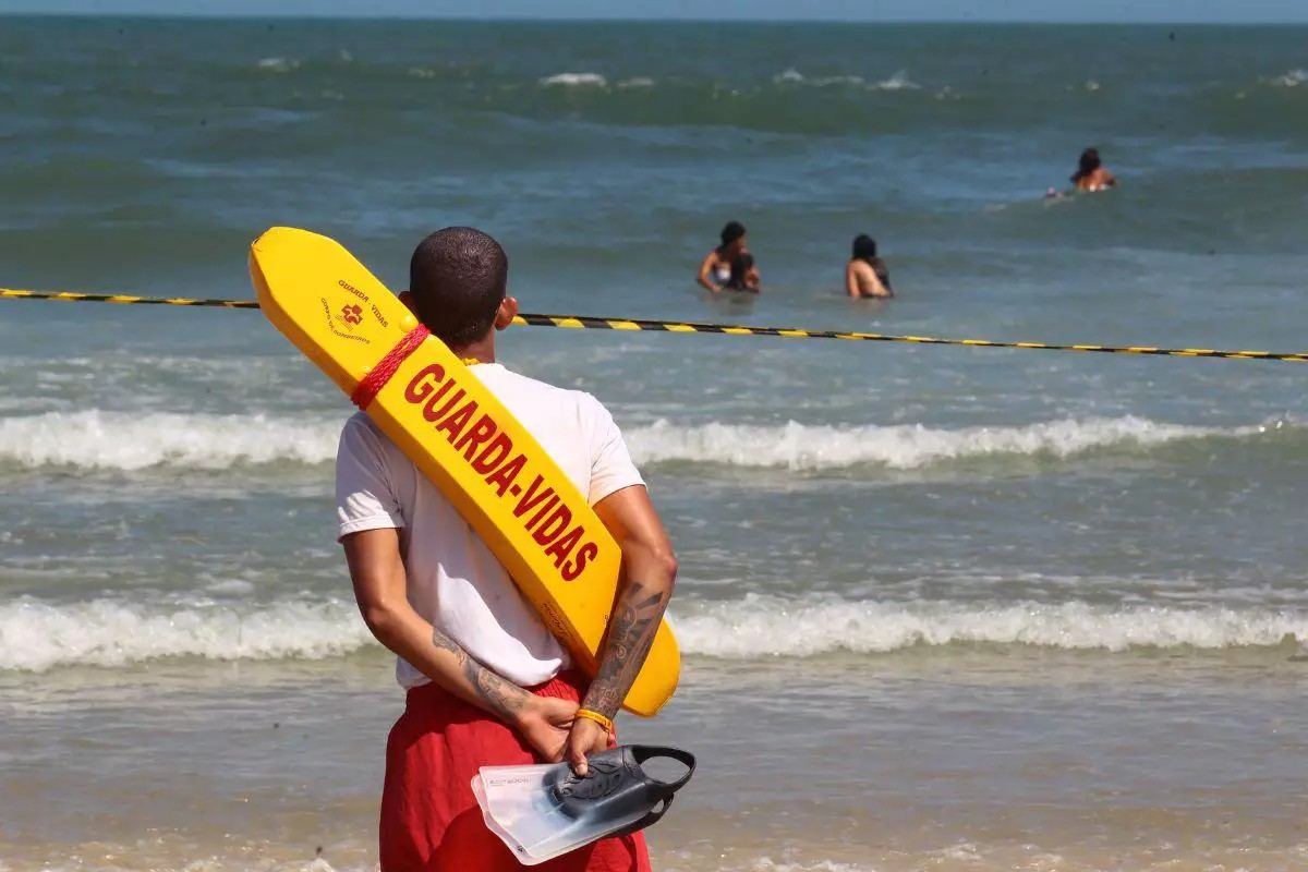 Guardas-vidas salvam 35 pessoas de afogamento em um único dia no litoral de SP