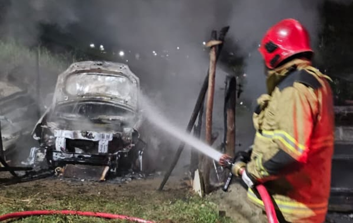 Incêndio destrói quatro veículos dentro de garagem em Juiz de Fora