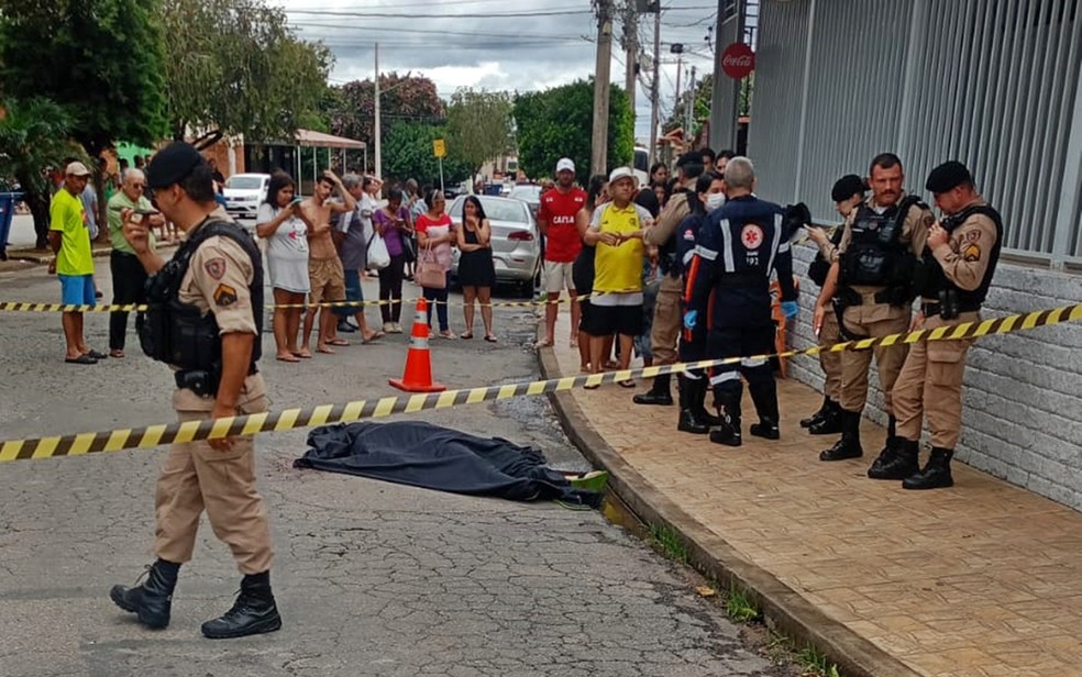 Homem é executado a tiros em plena luz do dia no bairro Jatobá, em Pouso Alegre
